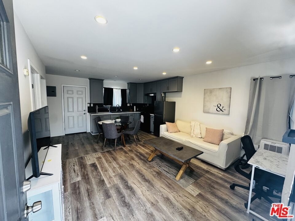 335 E 65th Street - Photo 5