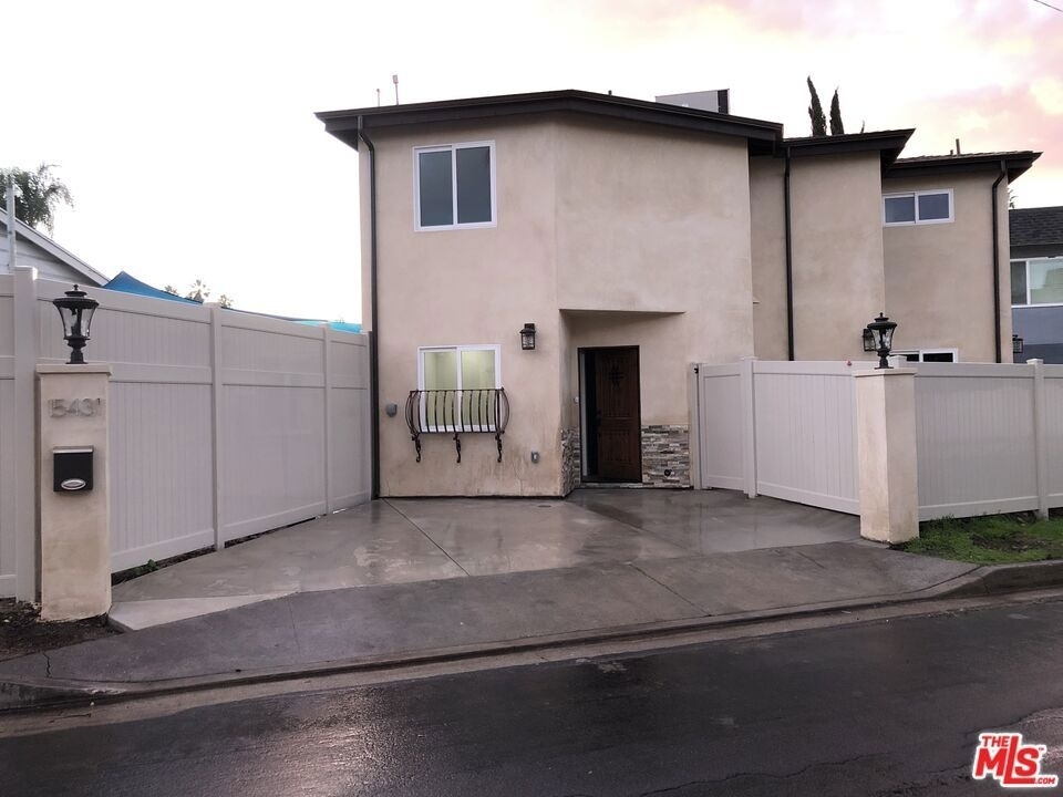 15431 Huston Street - Photo 0