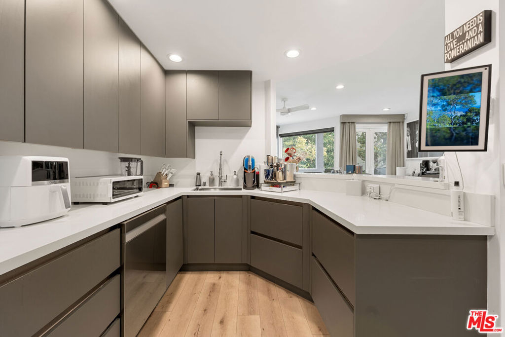 8601 W West Knoll Drive - Photo 4