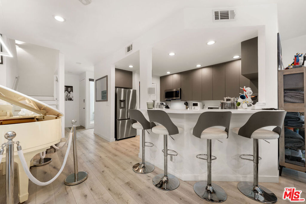 8601 W West Knoll Drive - Photo 2
