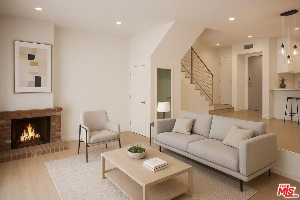 508 N Kings Road - Photo 0
