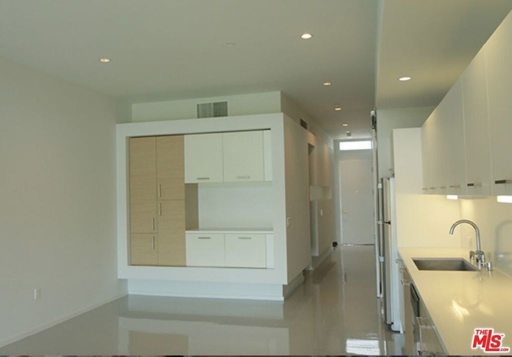 1107 Venice - Photo 4