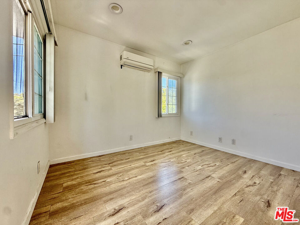 402 Pacific Street - Photo 2
