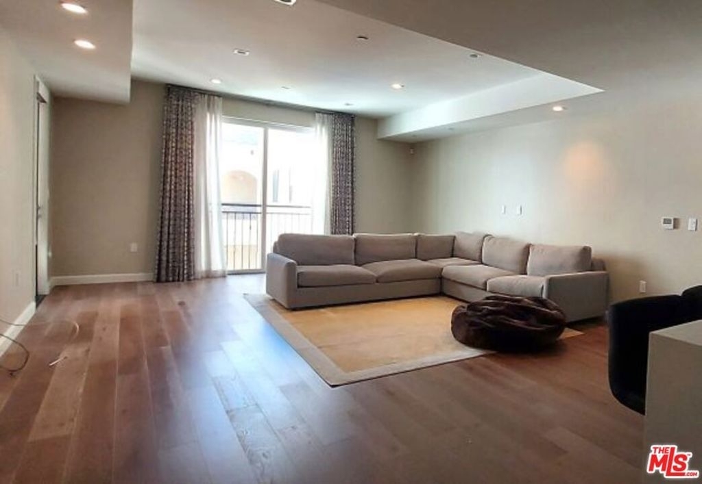 441 S Barrington Avenue - Photo 5