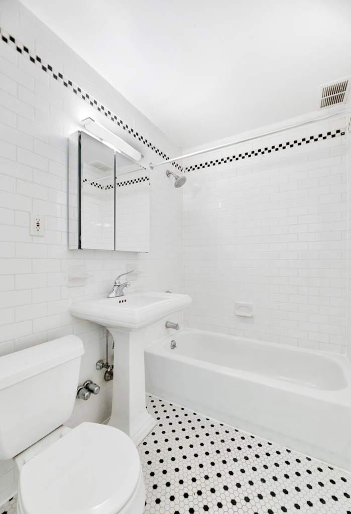 Lexington Avenue & e 65th st - Photo 3