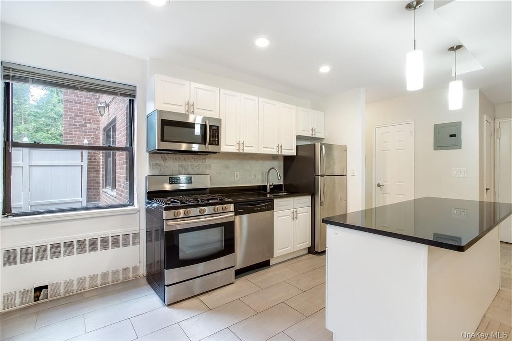 140 E Hartsdale Avenue - Photo 3
