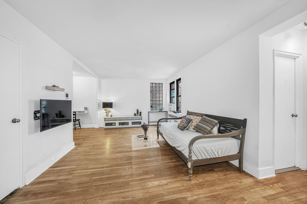 54 E 8th Street - Photo 4