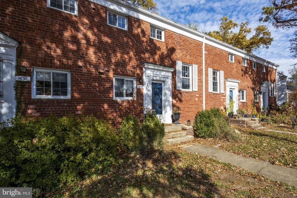 1635 Ripon Place - Photo 1
