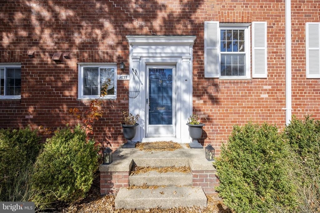 1635 Ripon Place - Photo 2