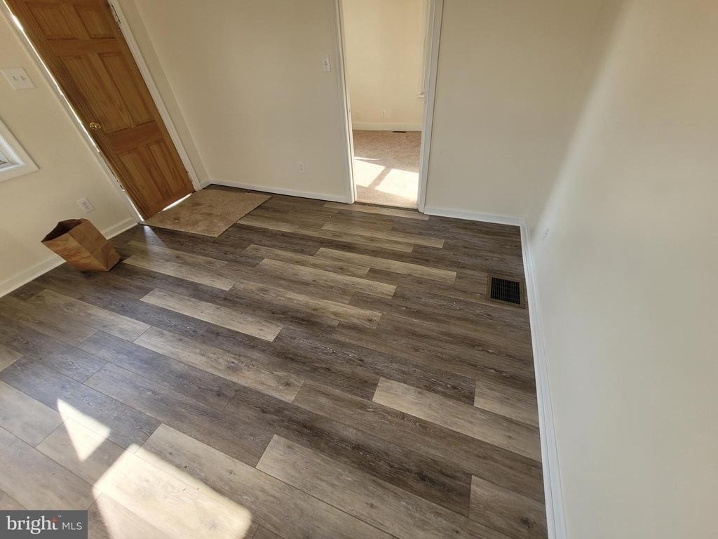 305 Maple - Photo 4