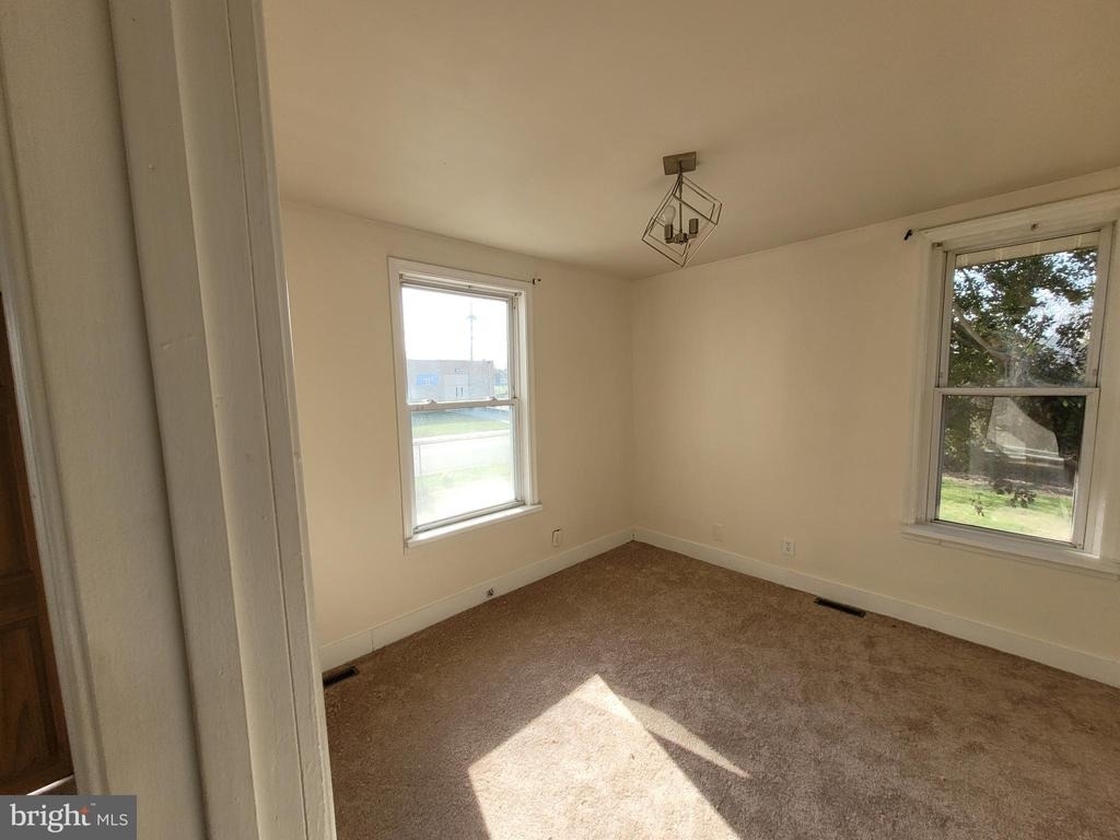 305 Maple - Photo 6