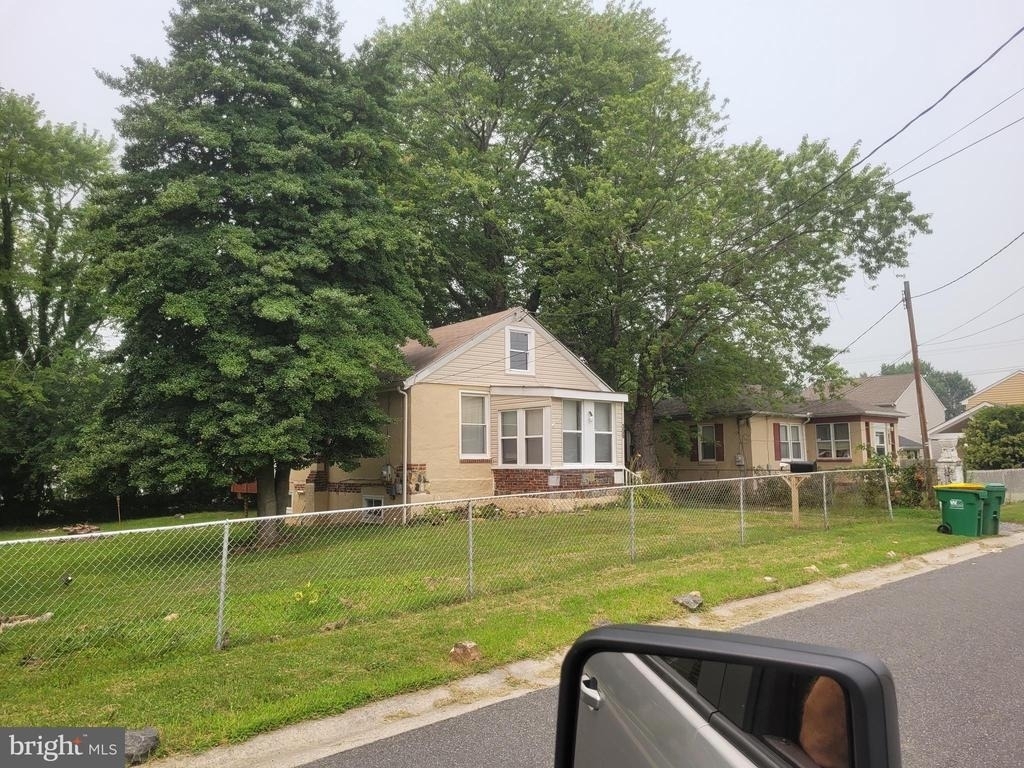 305 Maple - Photo 0