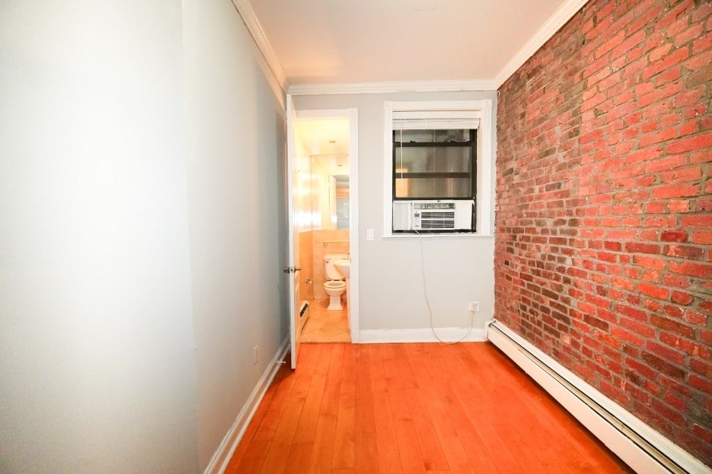 Avenue B - Photo 8