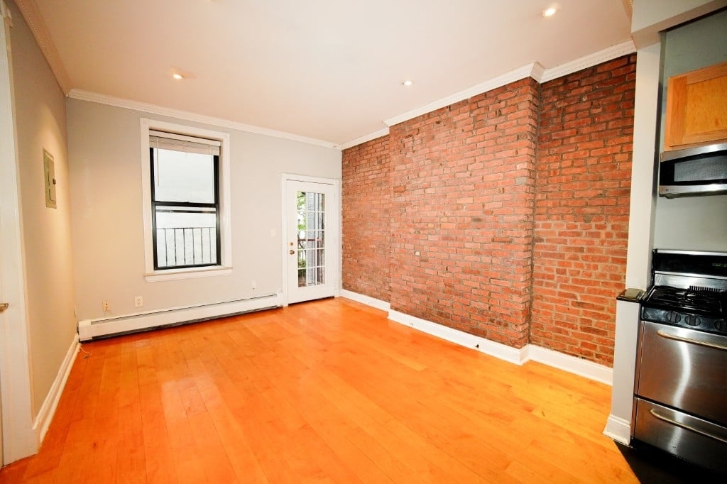 Avenue B - Photo 3