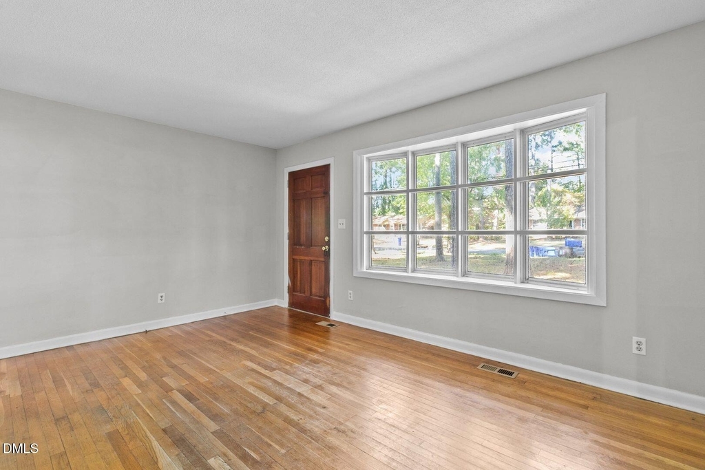 7505 Crown Avenue - Photo 7