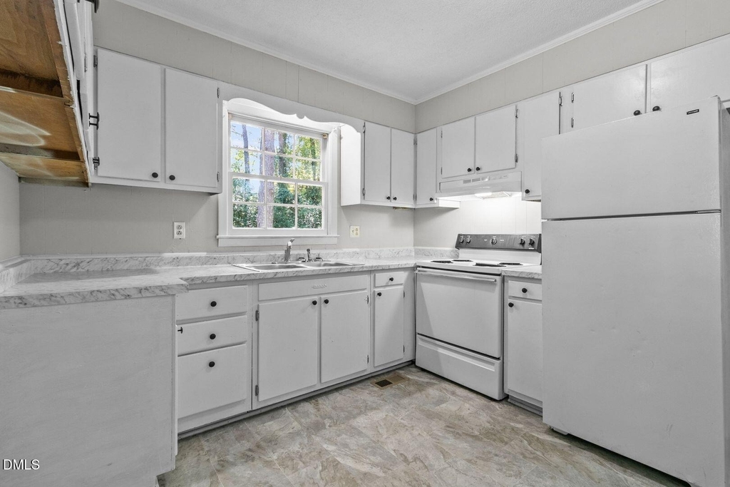 7505 Crown Avenue - Photo 10