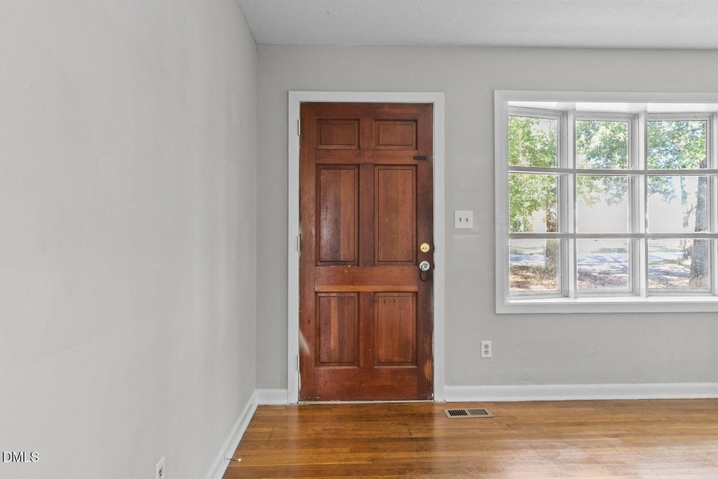 7505 Crown Avenue - Photo 5