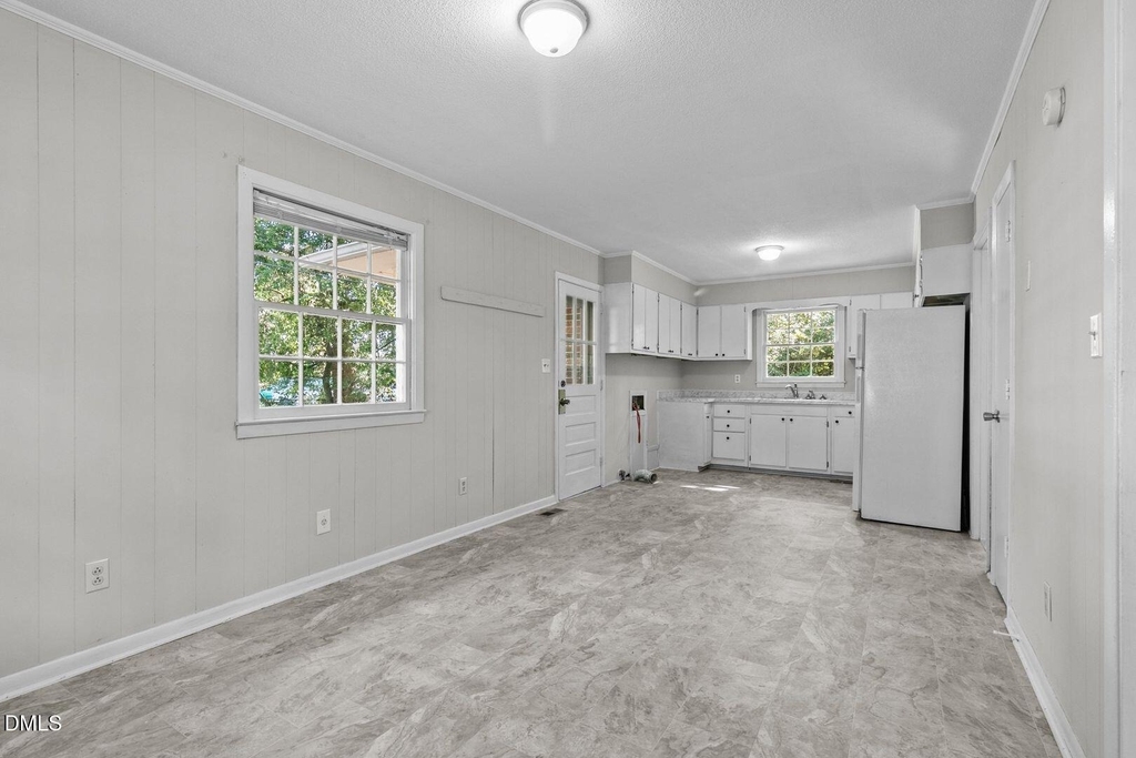 7505 Crown Avenue - Photo 8
