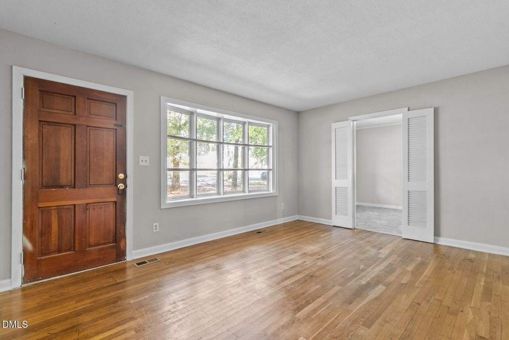 7505 Crown Avenue - Photo 6