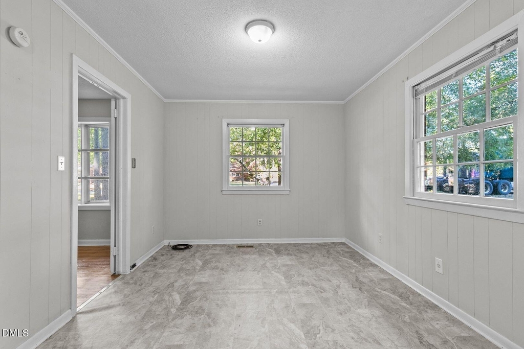 7505 Crown Avenue - Photo 9