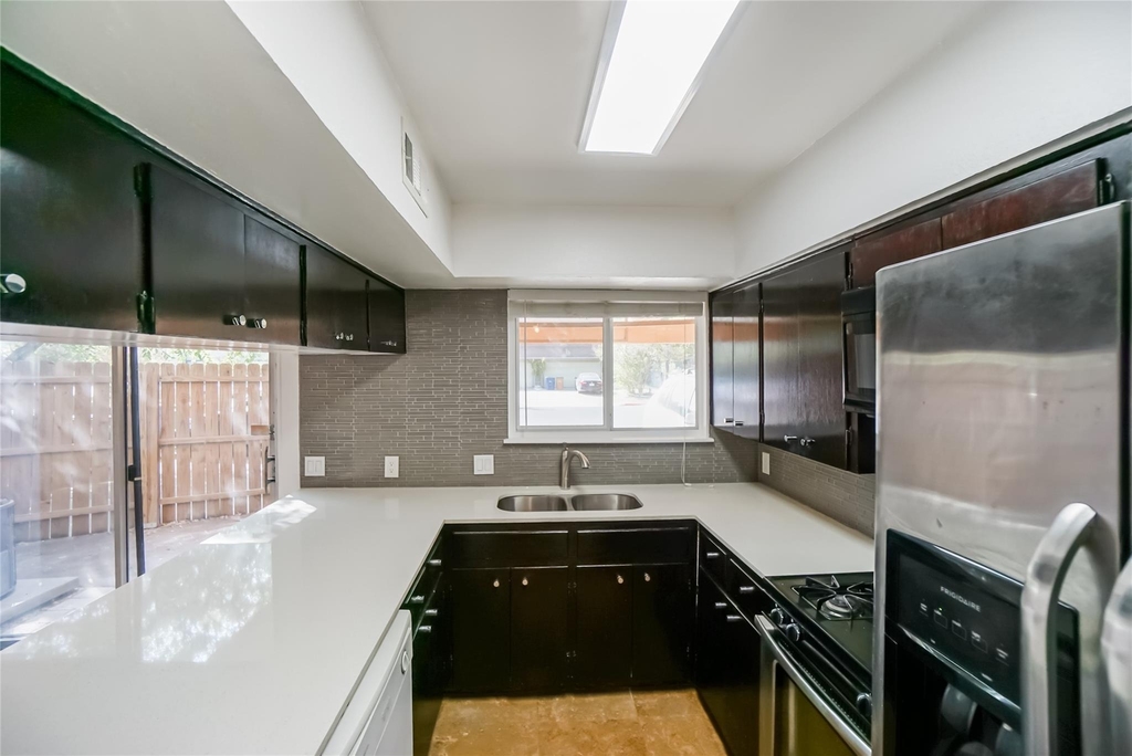 1122 Hollow Creek Dr - Photo 3