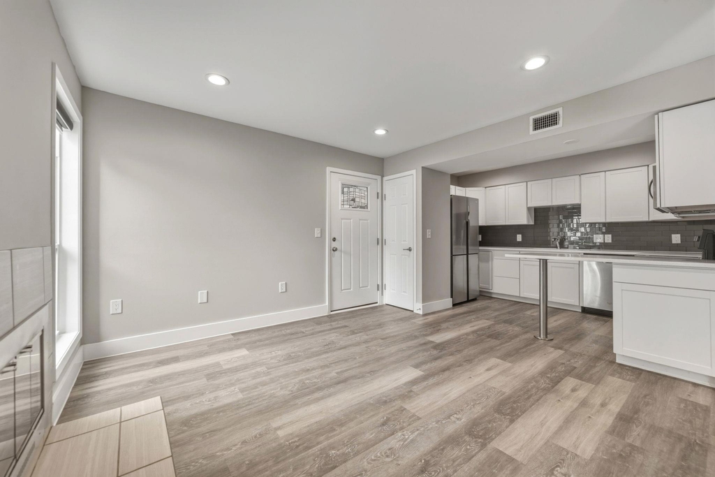 935 La Posada Dr - Photo 0