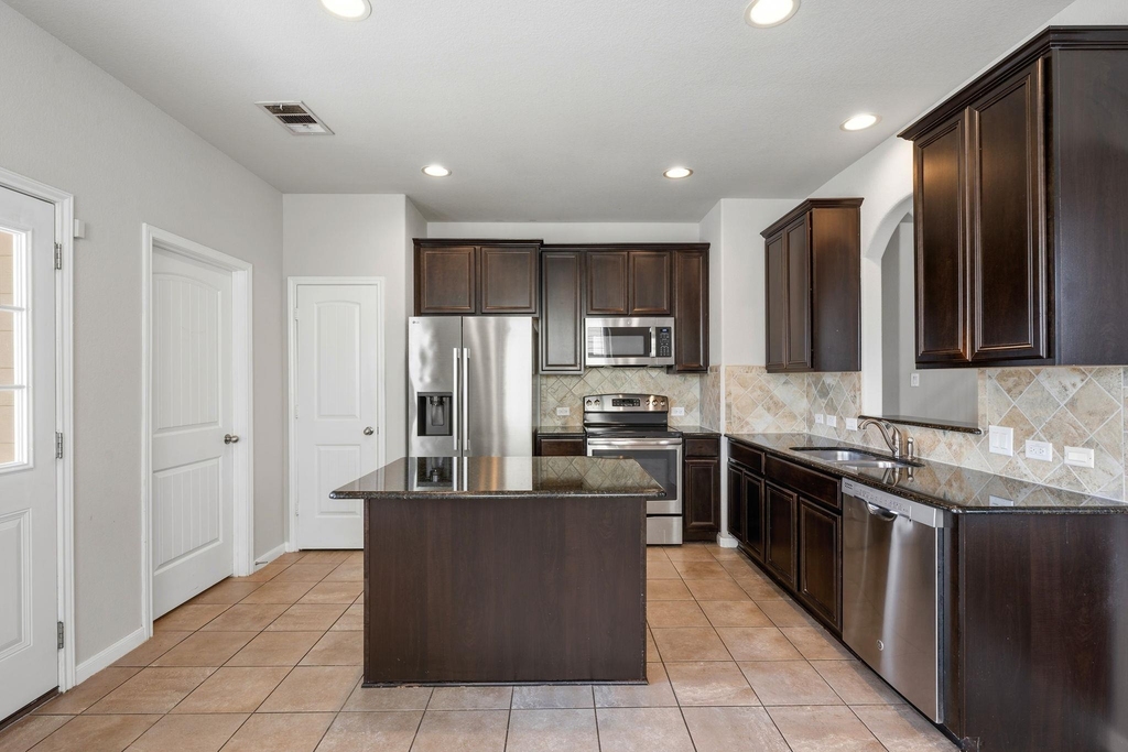 1613 Corn Hill Ln - Photo 6