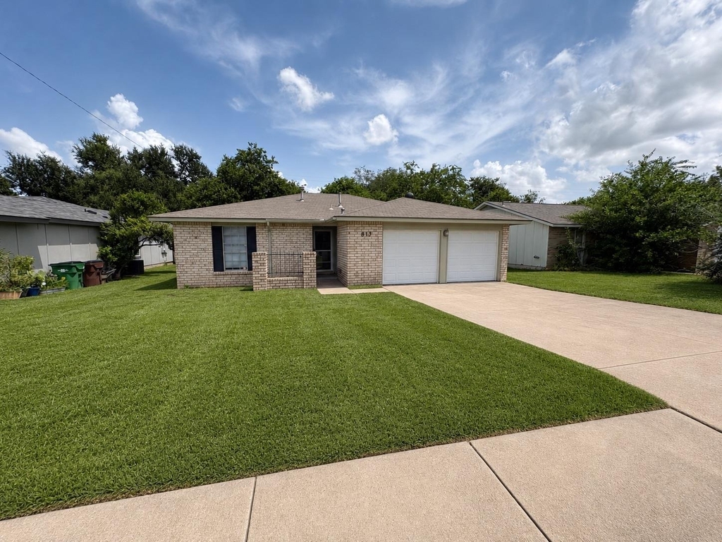 817 Cactus Dr - Photo 0