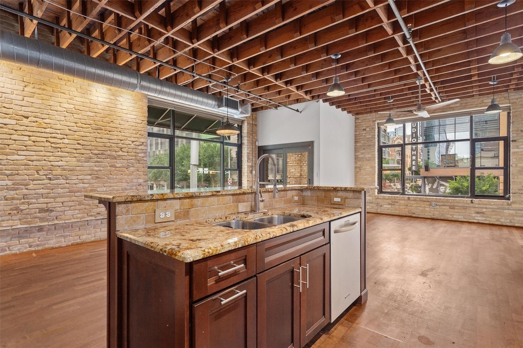 411 Brazos St - Photo 11