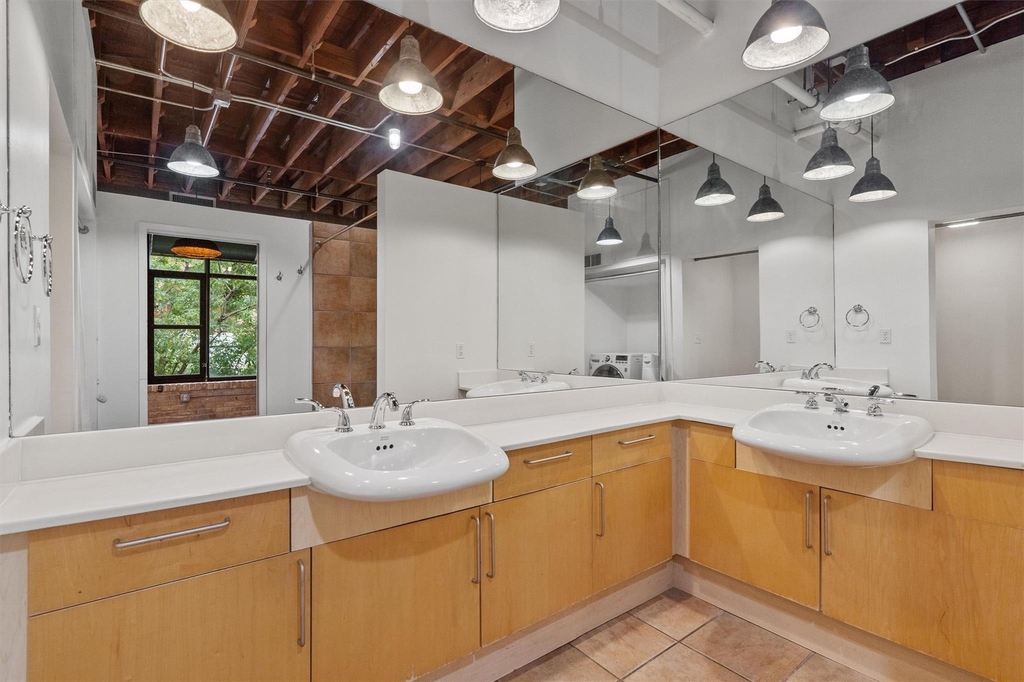 411 Brazos St - Photo 13