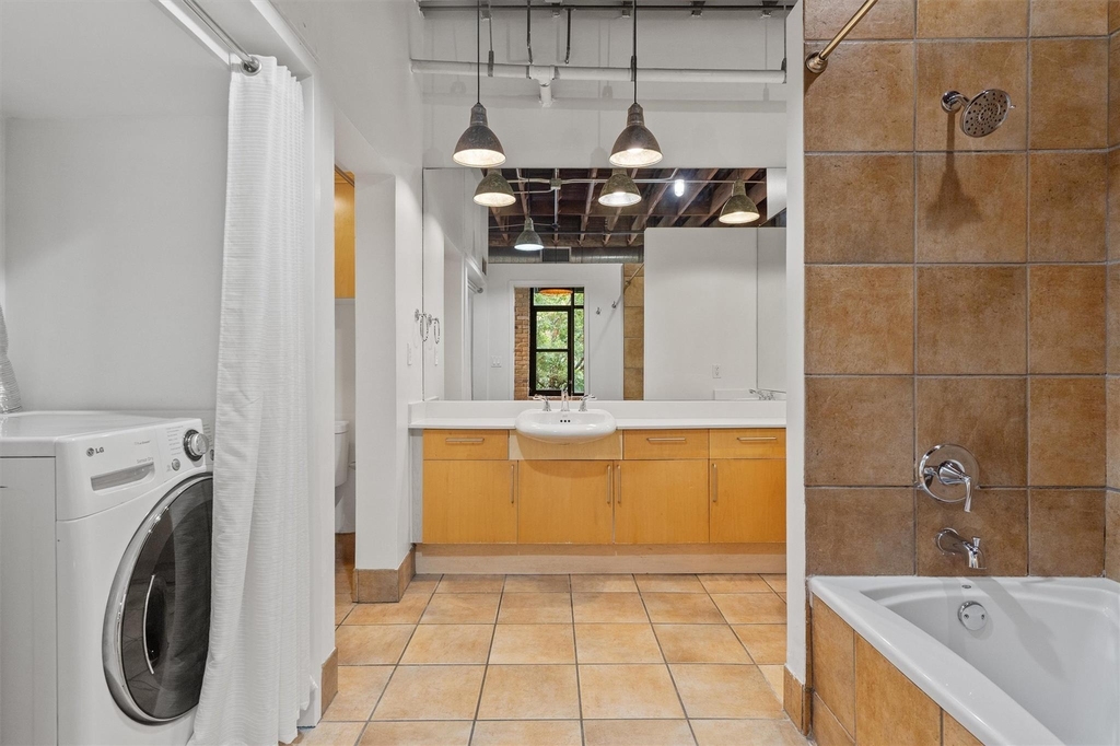 411 Brazos St - Photo 12
