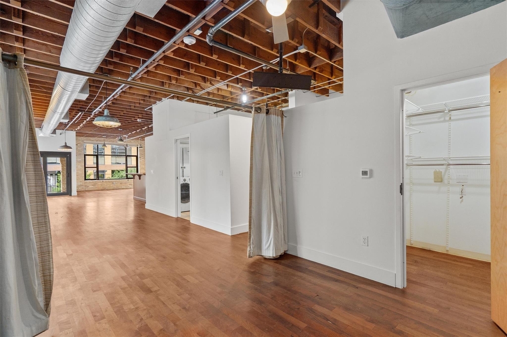 411 Brazos St - Photo 4