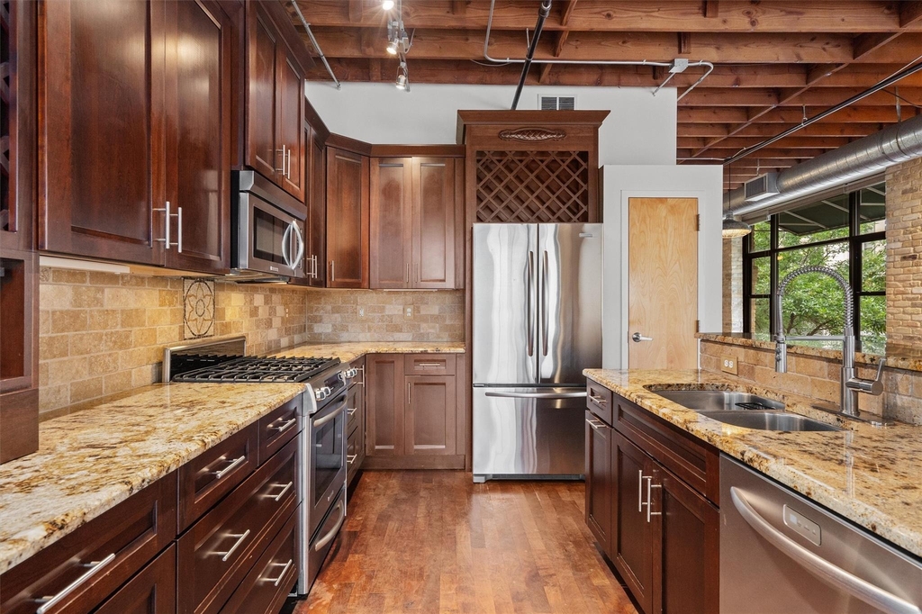 411 Brazos St - Photo 3