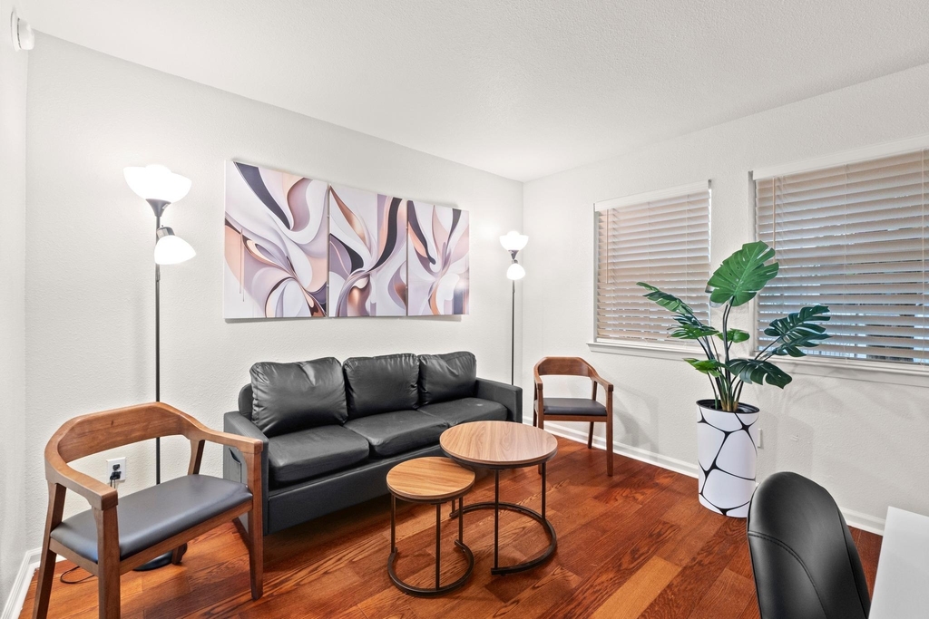 1110 W 22nd St - Photo 11