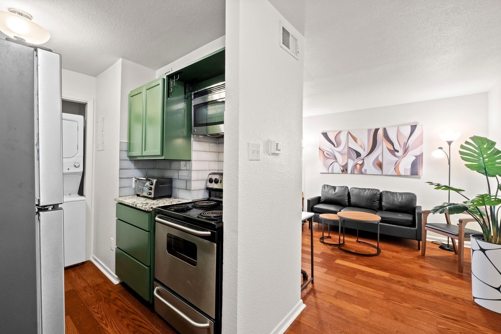 1110 W 22nd St - Photo 12