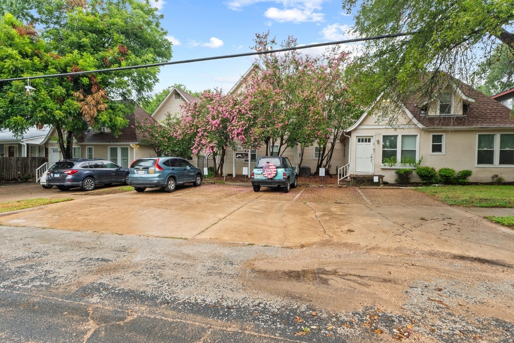 1110 W 22nd St - Photo 1