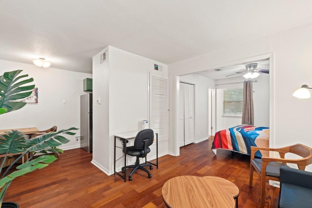 1110 W 22nd St - Photo 8