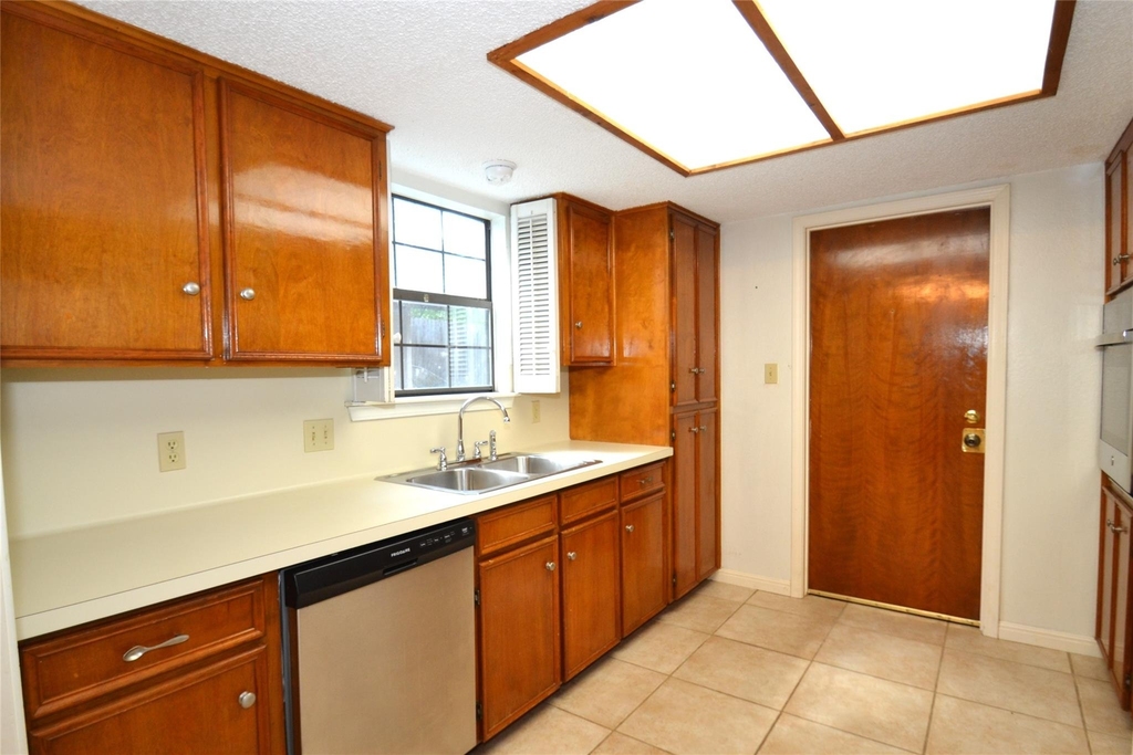 8833 Tallwood Dr - Photo 6