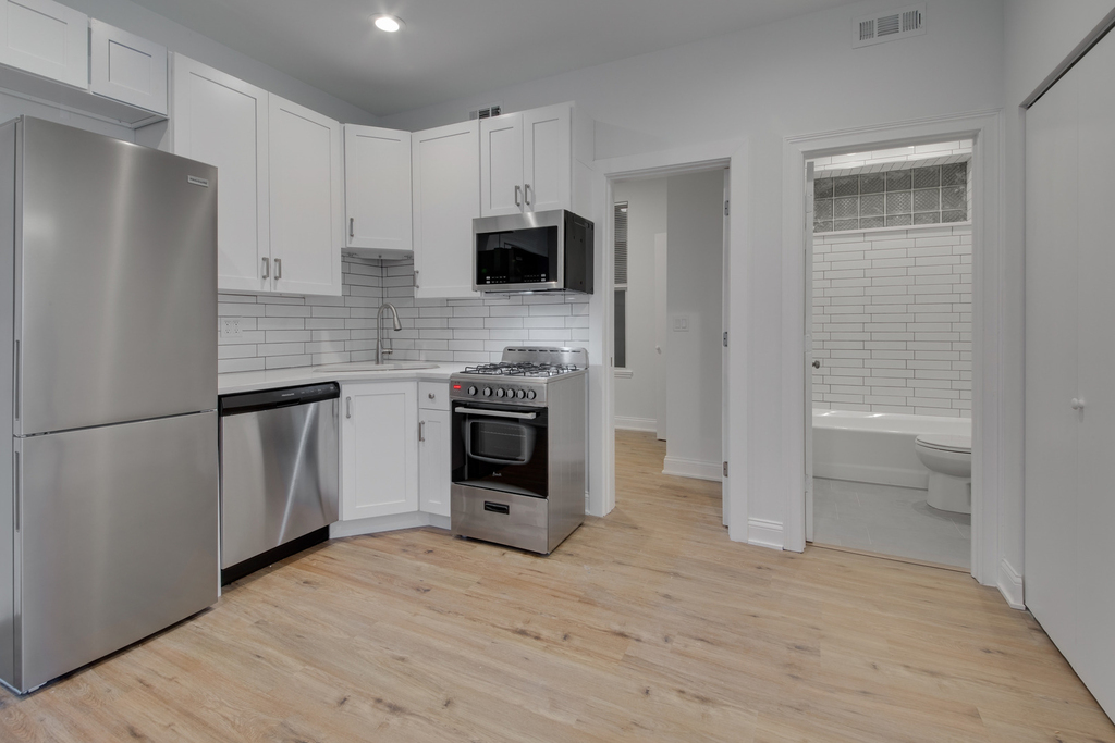2029 N Damen Avenue - Photo 2