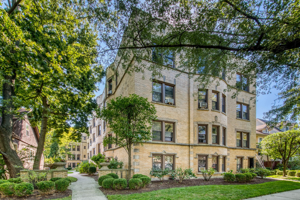 1923 W Estes Avenue - Photo 0