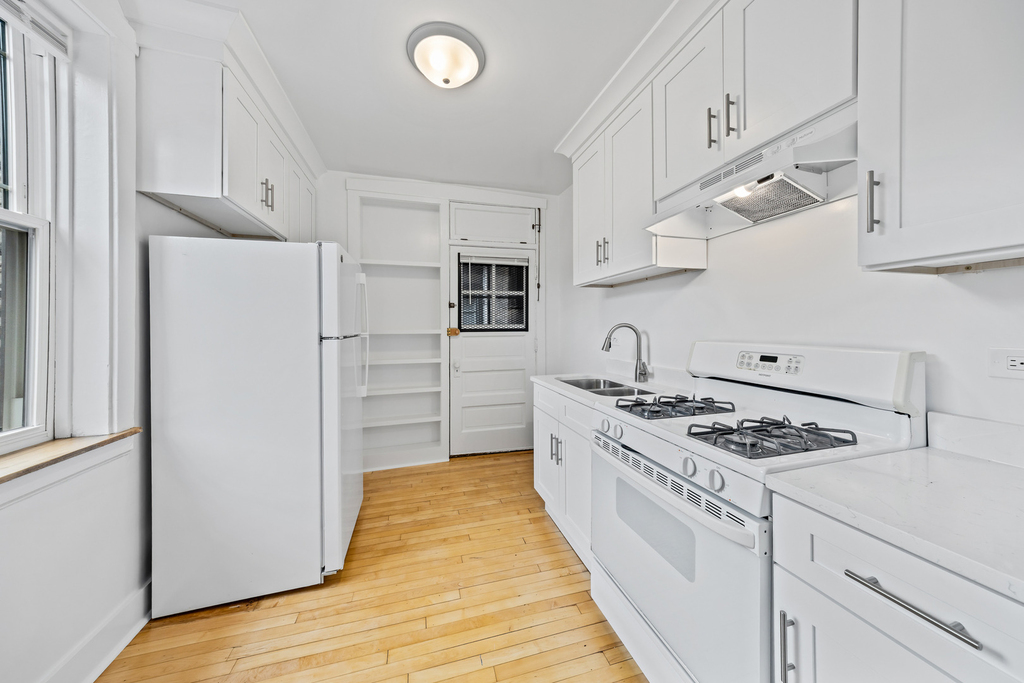 1923 W Estes Avenue - Photo 1