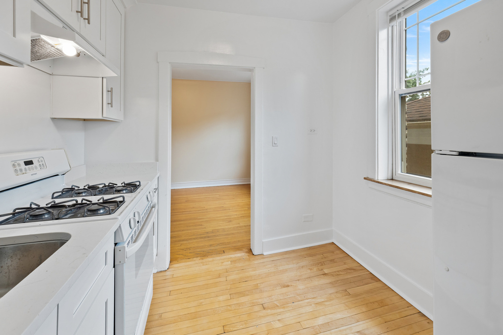 1923 W Estes Avenue - Photo 2