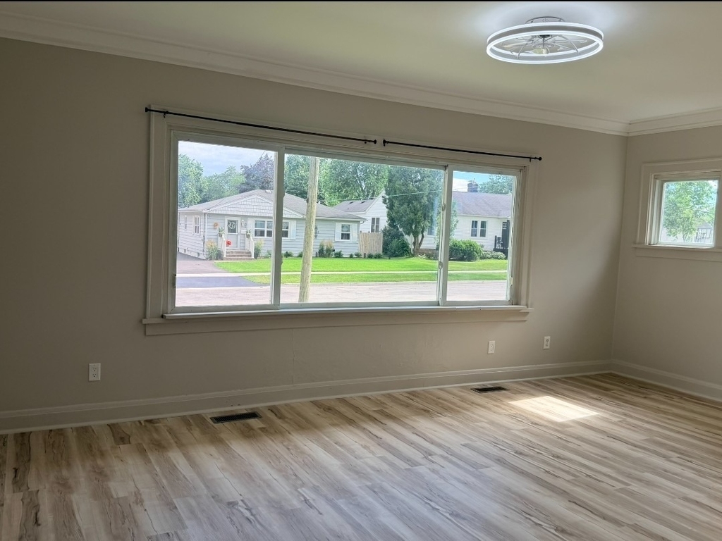618 E 12th Street - Photo 4