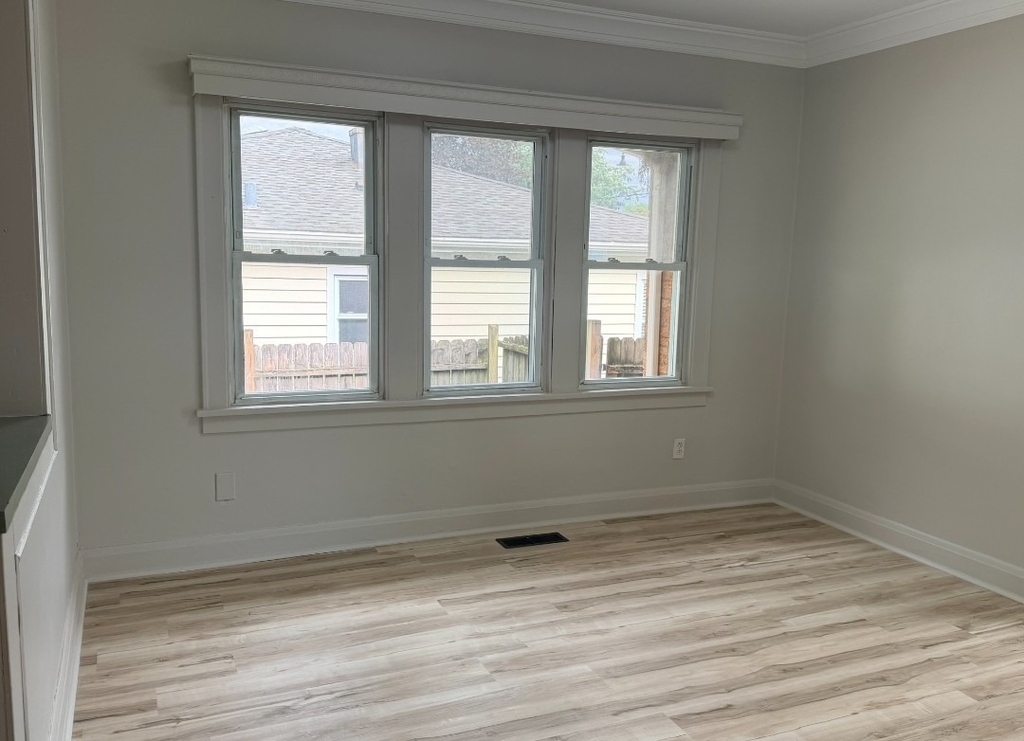 618 E 12th Street - Photo 8