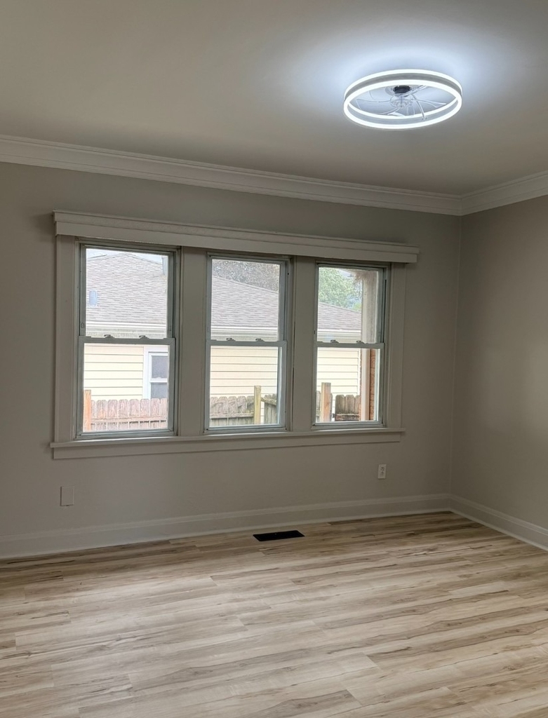 618 E 12th Street - Photo 7