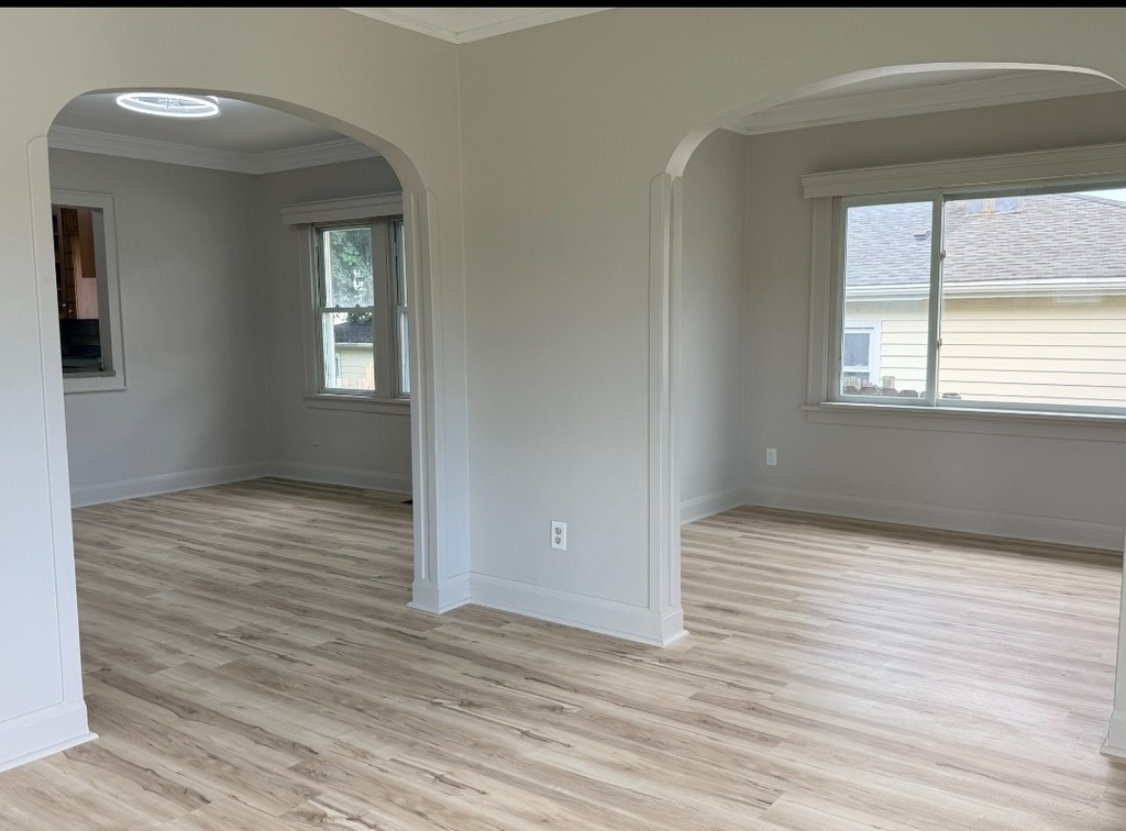 618 E 12th Street - Photo 9