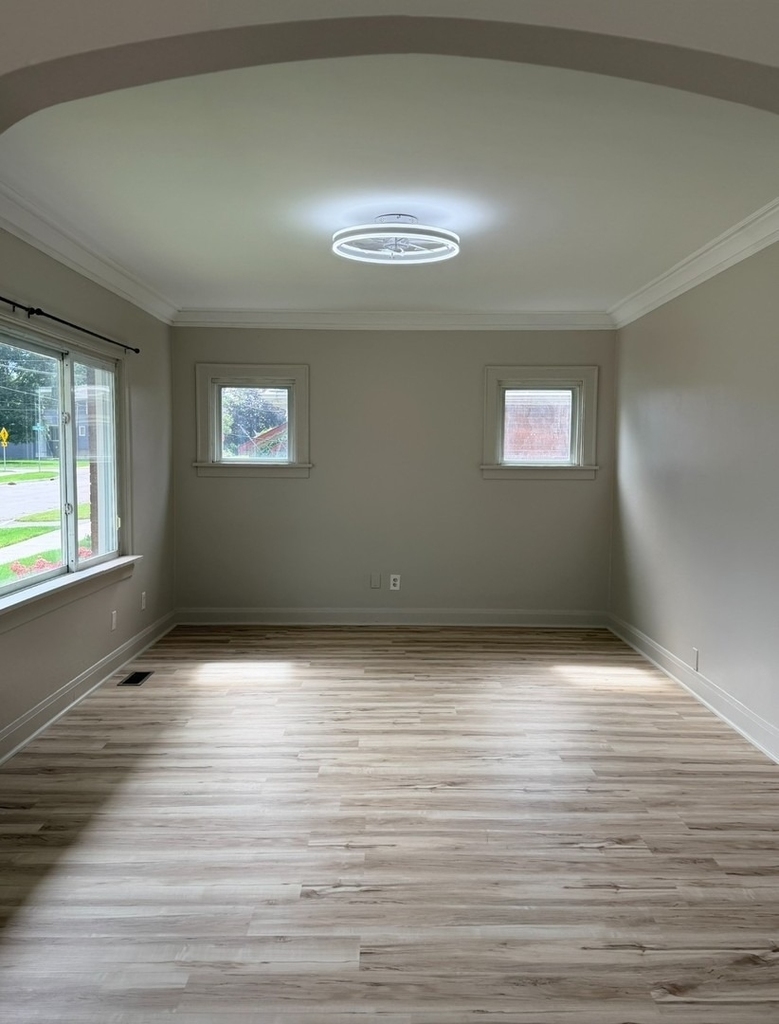 618 E 12th Street - Photo 2