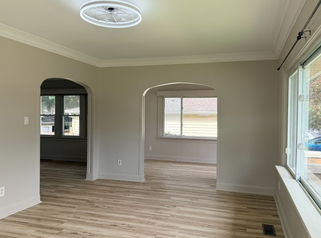 618 E 12th Street - Photo 3