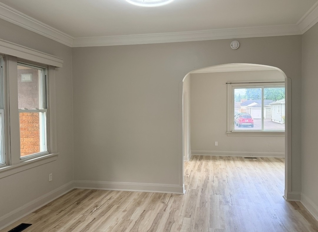 618 E 12th Street - Photo 5