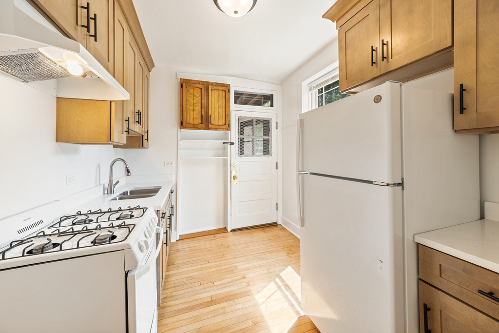 1921 W Estes Avenue - Photo 1